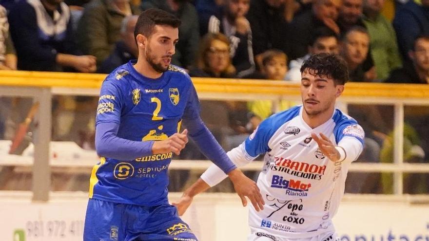 José Mario, del Peñíscola, en el partido contra el Noia de la primera vuelta.