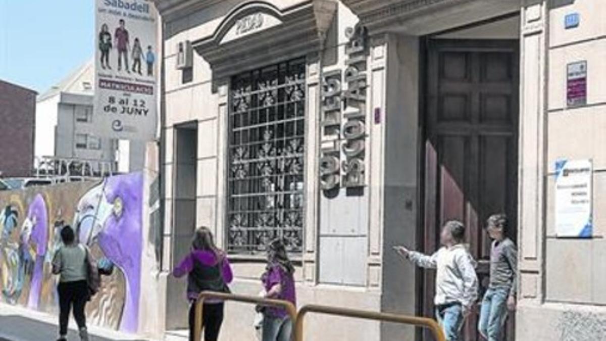 Salida de alumnos del colegio de las Escolapias de Sabadell, ayer al mediodía.