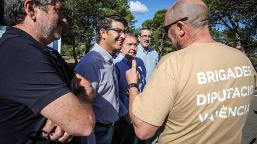 Jorge Rodríguez, con un equipo de brigadistas.