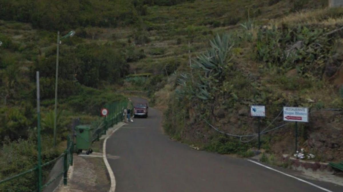 Acceso a Roque Blanco en el cruce con la presa de Las Rosas.