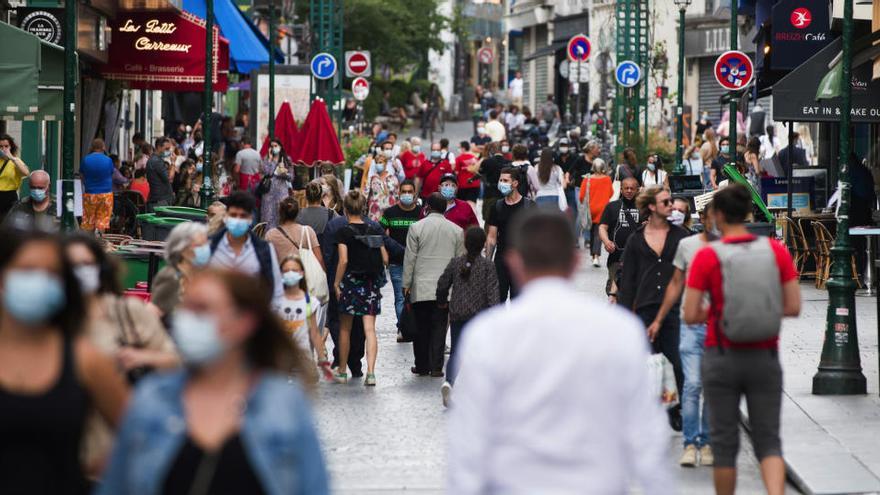 Varias personas caminan por las calles de París.