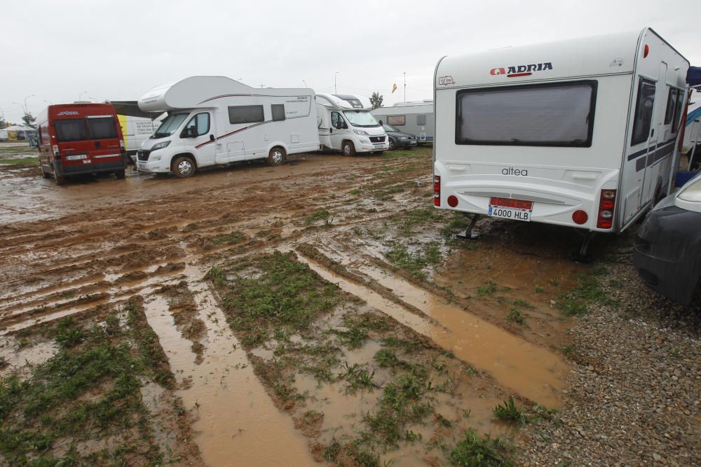 Zonas del camping de Cheste embarradas por las lluvias