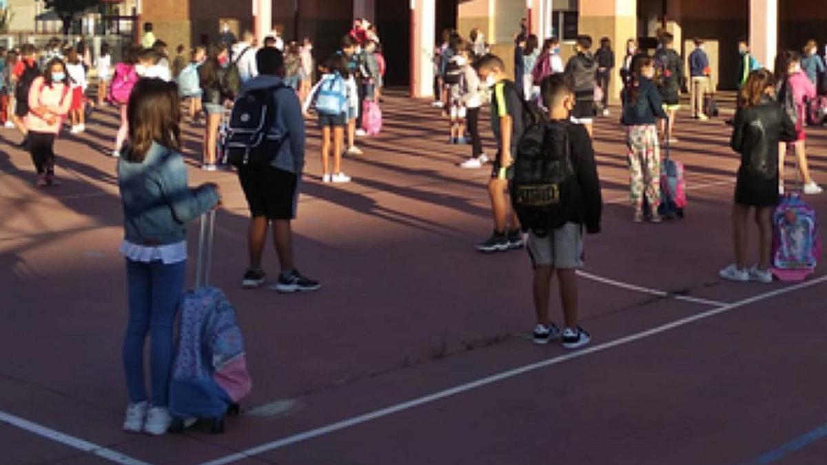 Niños en un colegio de Benavente. | E. P.