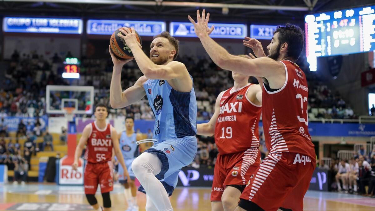 El jugador del Río Breogán Dzanan Musa durant el partit contra el Baxi