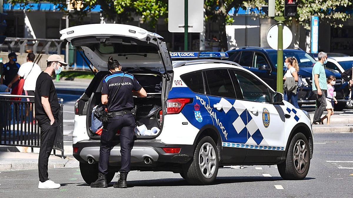 La Policía Local realiza un control en plaza de Mina. |  // L. O.