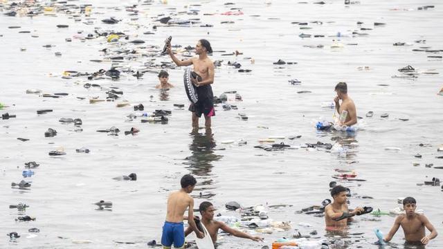 Migrants arriben nedant a Ceuta des del Marroc, divendres passat.  | MARCOS MORENO / EUROPA PRESS