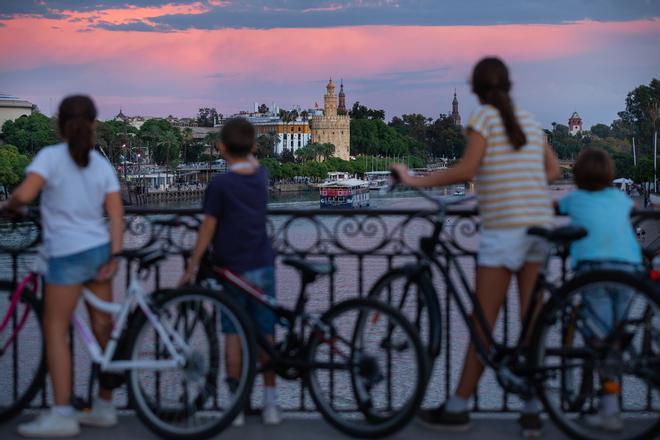 Vista de la Torre del Oro desde el Puente de Triana, Sevilla.