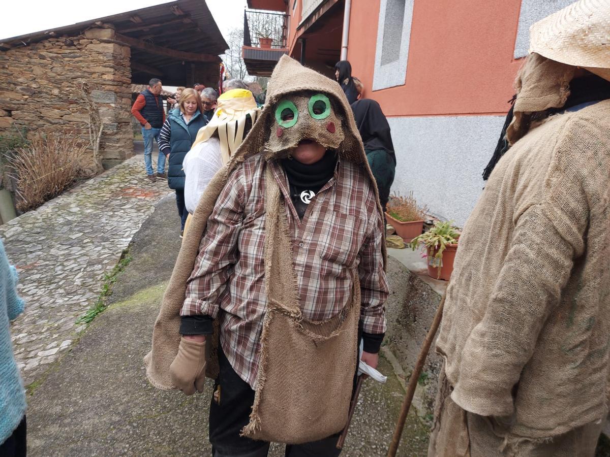 En imágenes: los guilandeiros recorren las calles de Villatresmil, en Tineo