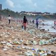 Basura plástica en una playa