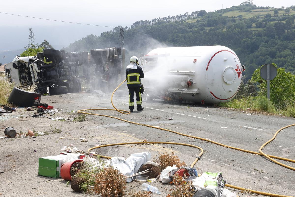 EN IMÁGENES: El espectacular accidente de un camión cisterna con gas en la Autovía del Cantábrico, a la altura de Colunga