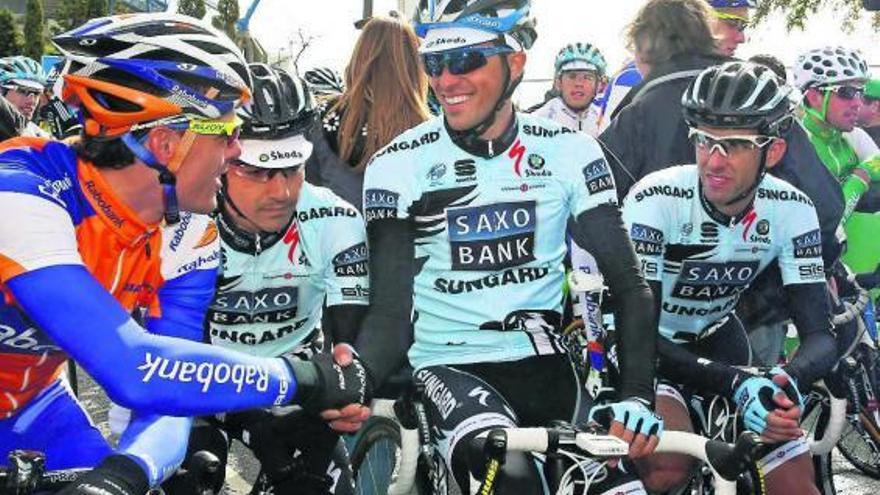 Luis León Sánchez, a la izquierda, saluda a Contador antes del comienzo de la Vuelta al Algarve.