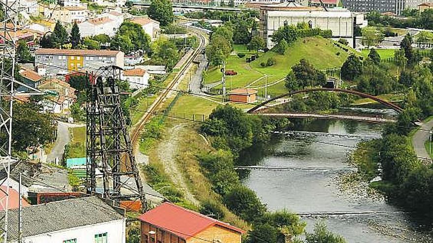 El pozo San Vicente, en primer término, con el Museo de la Minería al fondo.