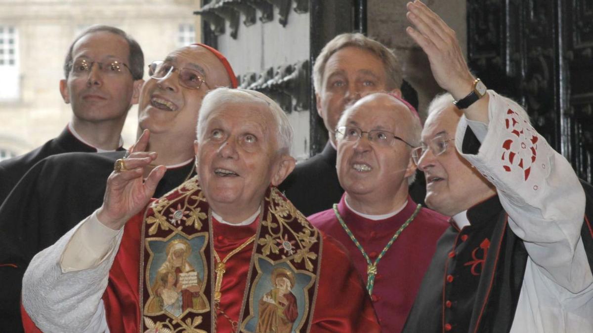 Benedicto XVI, el arzobispo 
Julián Barrio y el deán de la 
catedral de Santiago.   | // L.JR.