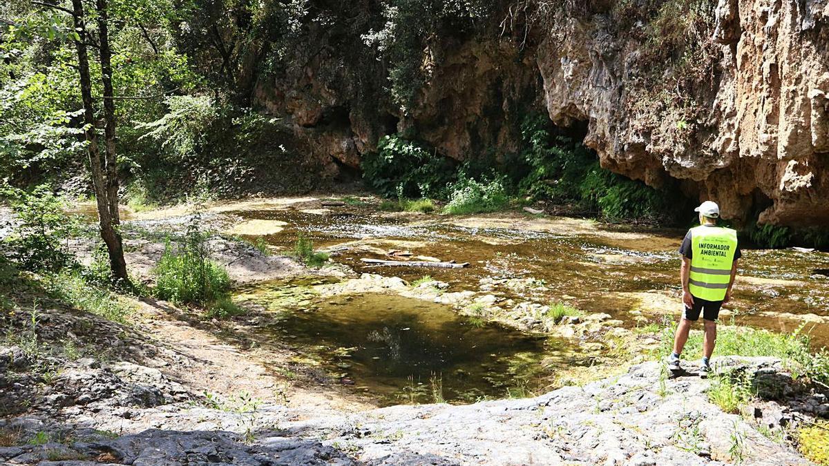 Un dels controladors en un dels gorgs de Sant Feliu de Pallerols.  | ACN