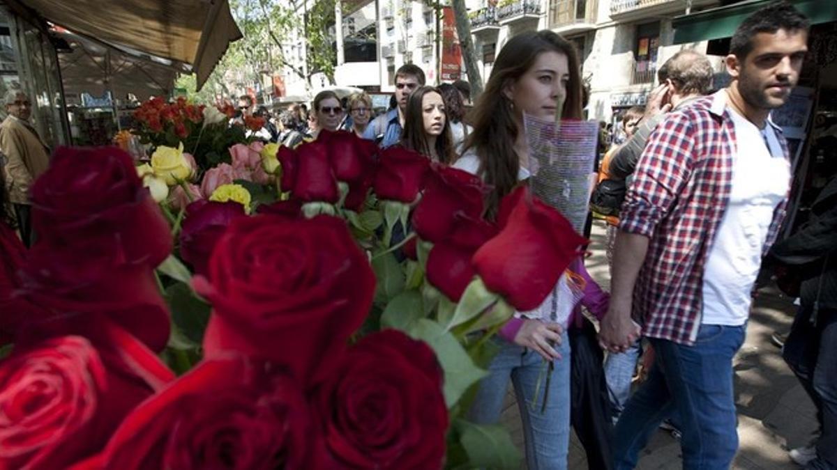 Flores en las paradas de Sant Jordi de la Rambla de Barcelona, el año pasado.