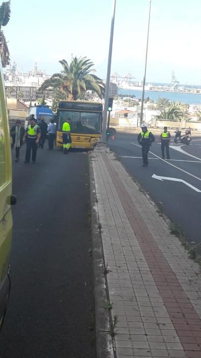 Una guagua choca contra una farola en Escaleritas