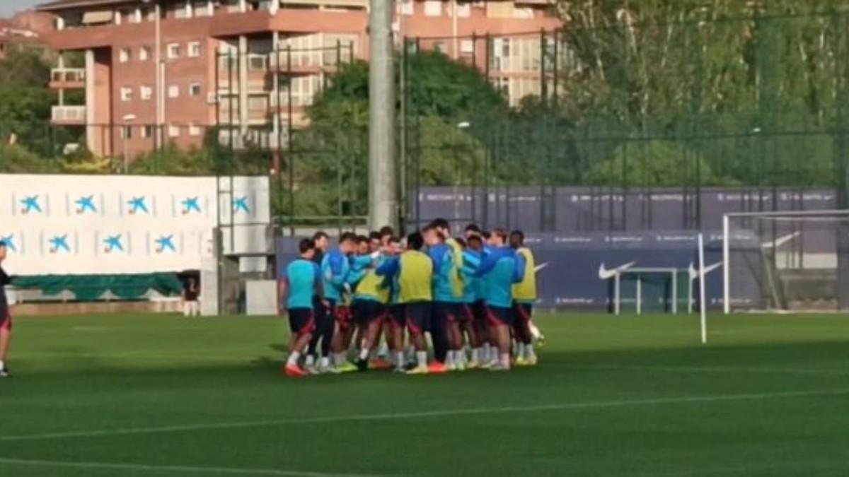 Pasillo de collejas de bienvenida a Marcos Alonso y Bellerín