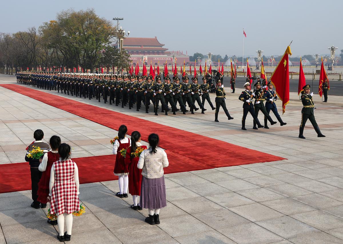 Los reyes Felipe y Letizia participan en una ofrenda floral en Pekín