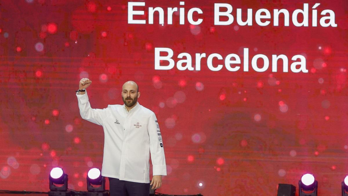 El chef de Kamikaze, Enric Buendía, celebra la consecución de la estrella Michelin, la noche de este martes en Málaga.