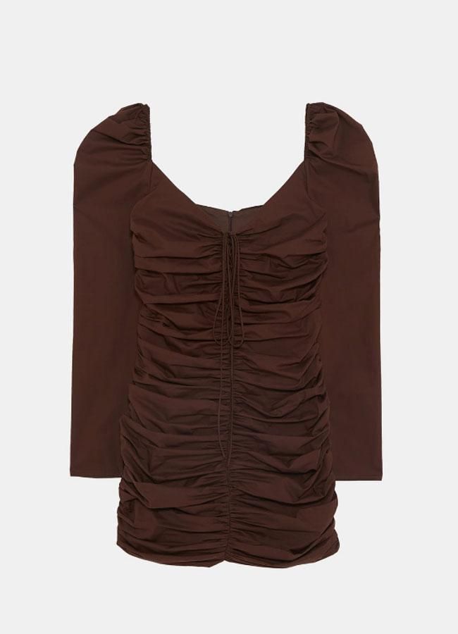 Vestido marrón drapeado de Zara