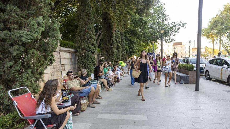 FOTOS | Centenares de personas participan en la cadena ‘a la fresca’ contra la masificación turística en Mallorca