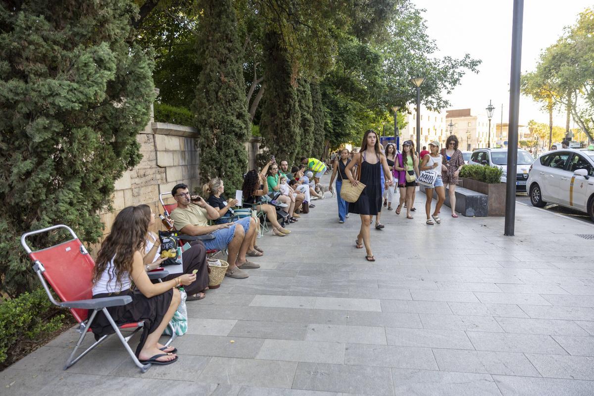 Centenares de personas participan en la cadena ‘a la fresca’ contra la masificación turística en Mallorca
