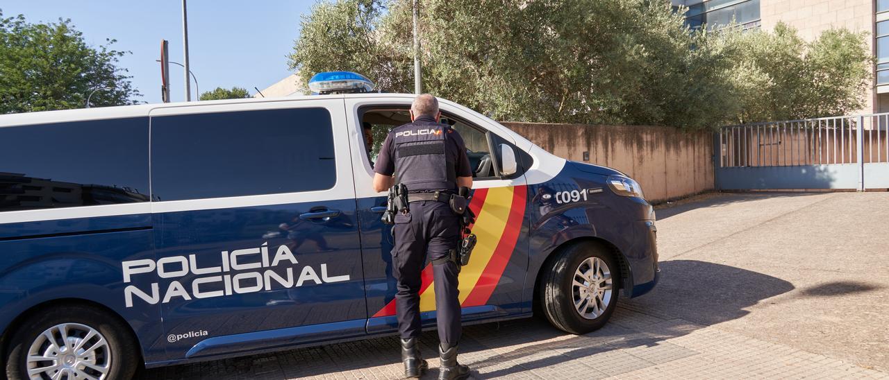 Imagen de la llegada de los detenidos por el caso Atrio al Palacio de Justicia, este verano.