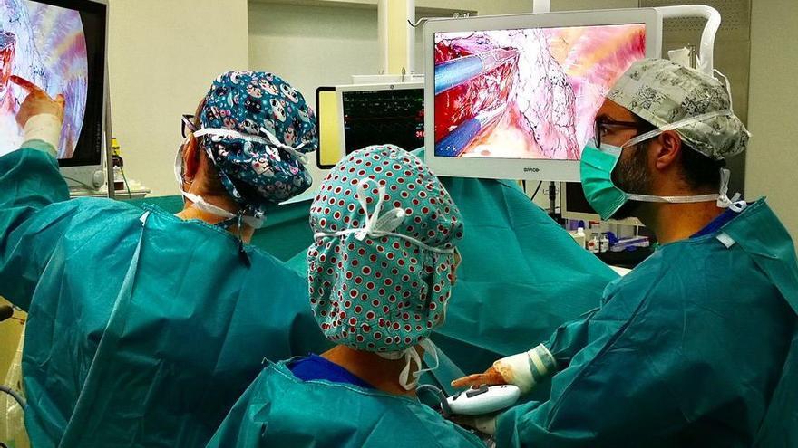 Operación a una paciente con cáncer de pulmón con una técnica pionera en el Hospital de Sant Pau.