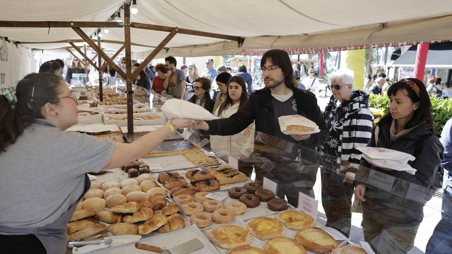 Caluroso arranque del Mercado de les Illes Balears en Palma: &quot;Un paseíto con este sol nunca está de más&quot;