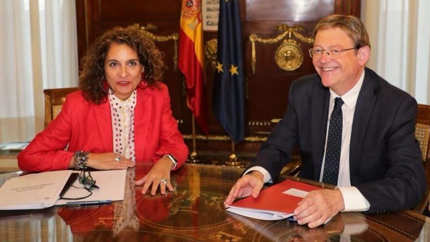 La ministra de Hacienda, María Jesús Montero, con Ximo Puig, antes de su reunión ayer en el ministerio.