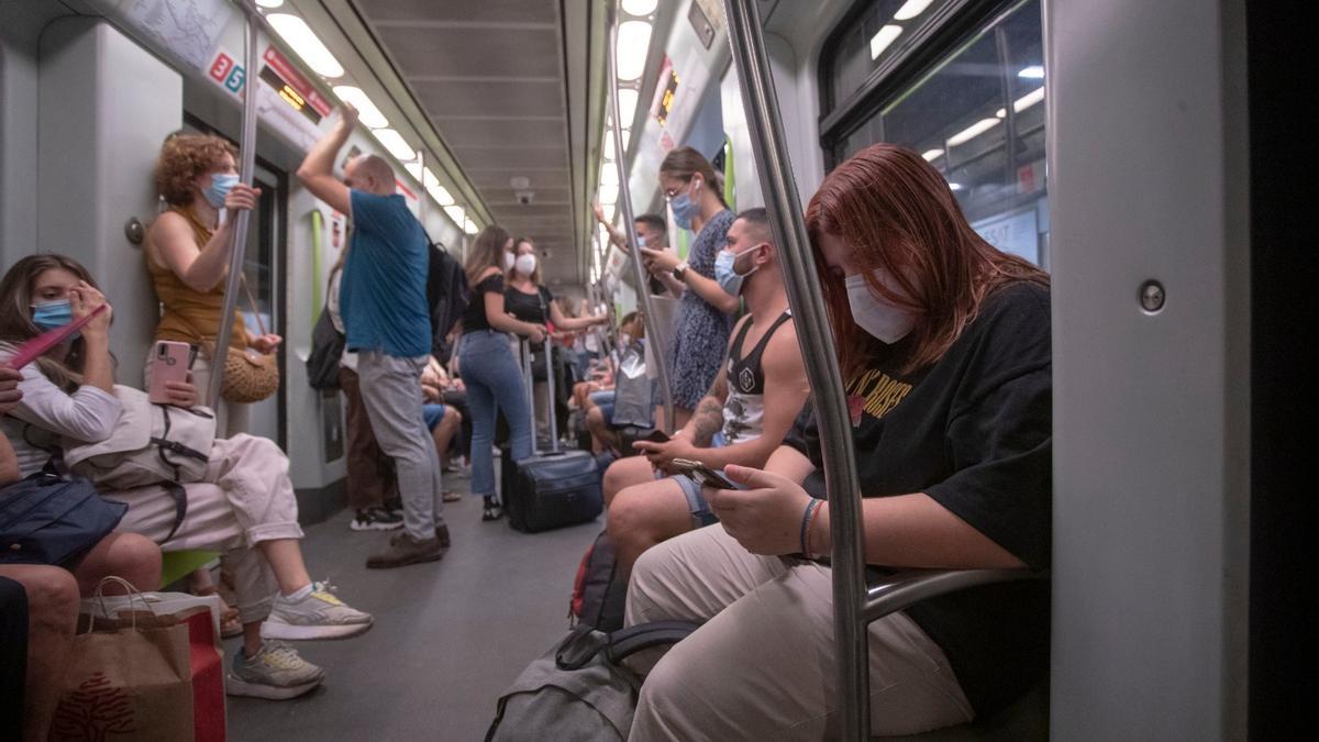 Usuarios del metro de València en el Día sin Coches