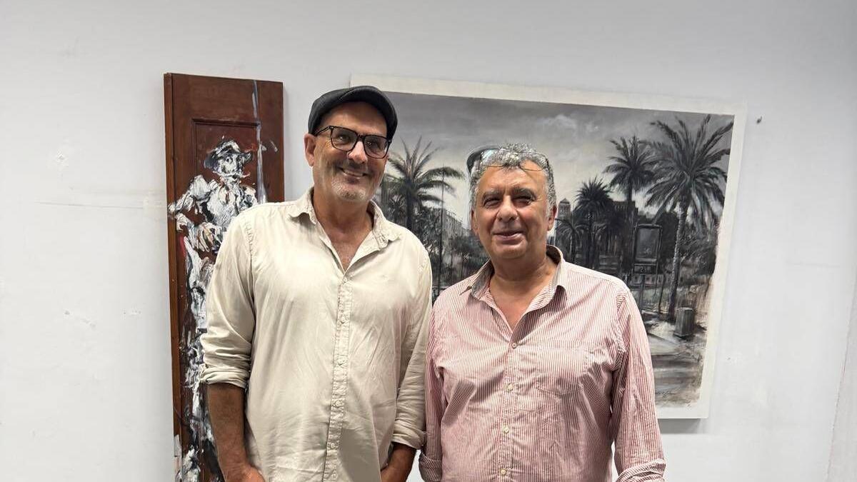 De izquierda a derecha, los artistas Cayetano Martínez y Juan Cabrera en la exposición 'Zaguanes'.