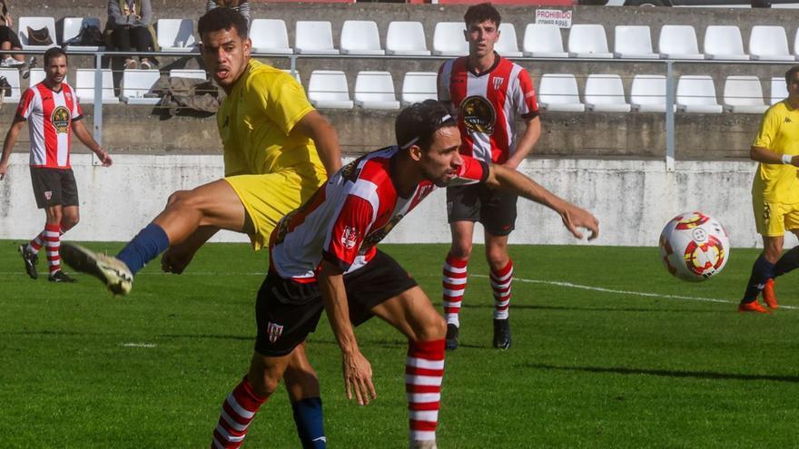 Julio Rey protegiendo el balón en una acción del duelo ante los pontevedreses.
