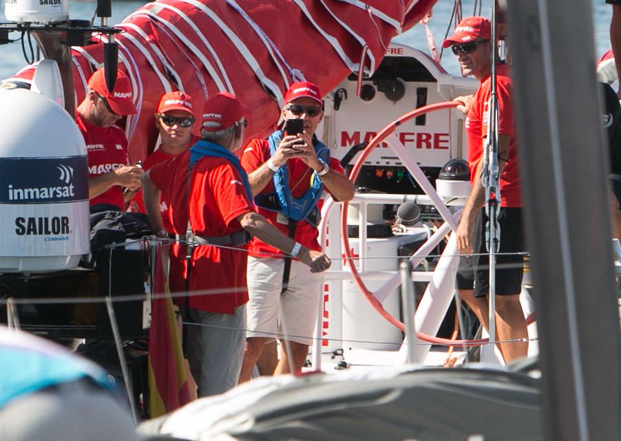 Miles de personas se dan cita en el Village del Puerto de Alicante para disfrutar del estreno de la competición