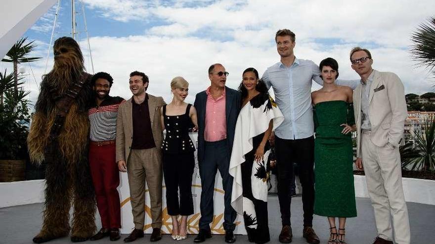 Parte del equipo de &#039;Solo: Una historia de Star Wars&#039;, ayer, en Cannes.