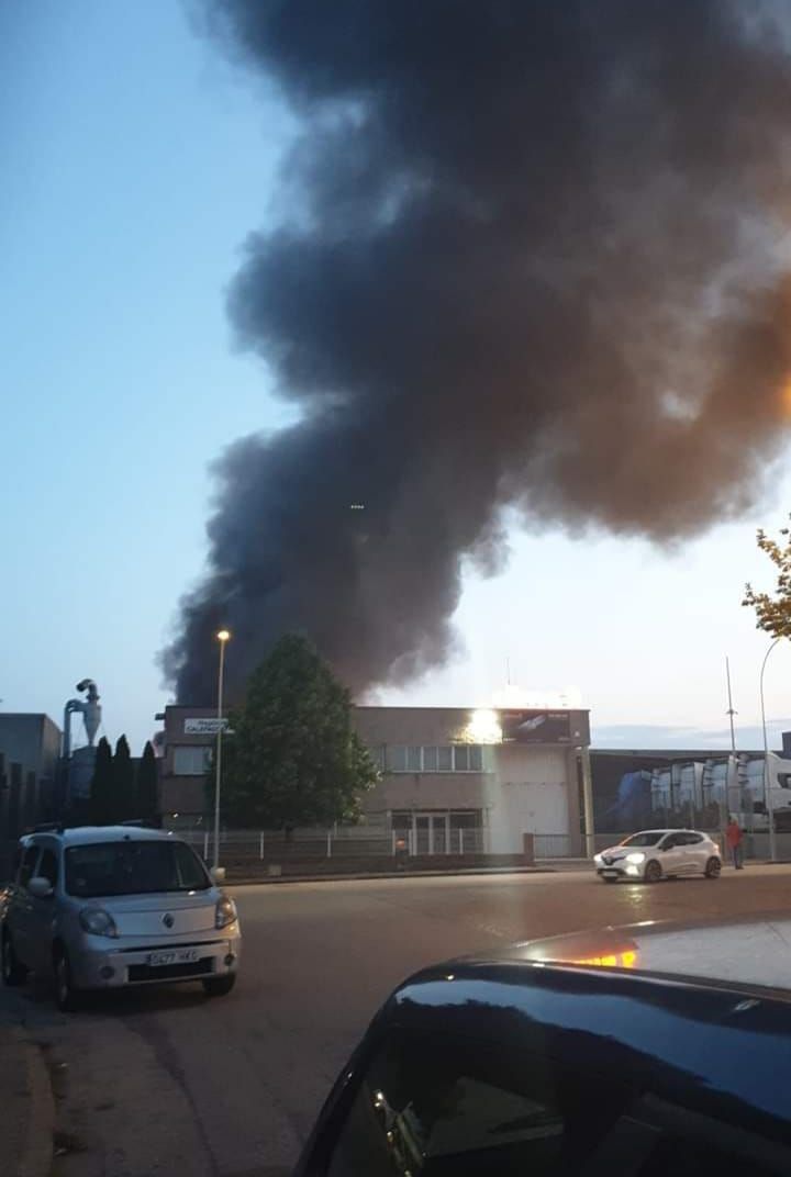 Un incendi destrossa una fàbrica de bicicletes i patinets a Vilablareix