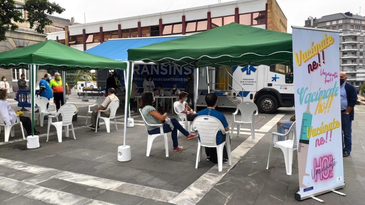 Un punto de vacunación contra el coronavirus en Oviedo.