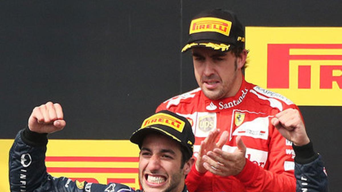 Daniel Ricciardo celebra su victoria en el GP de Hungría, ante Fernando Alonso, segundo