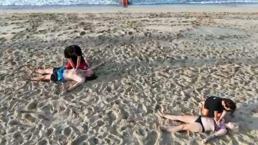 Los socorristas escenifican su precariedad laboral con una protesta simbólica en la playa Los socorristas escenifican su precariedad laboral con una protesta simbólica en la playa