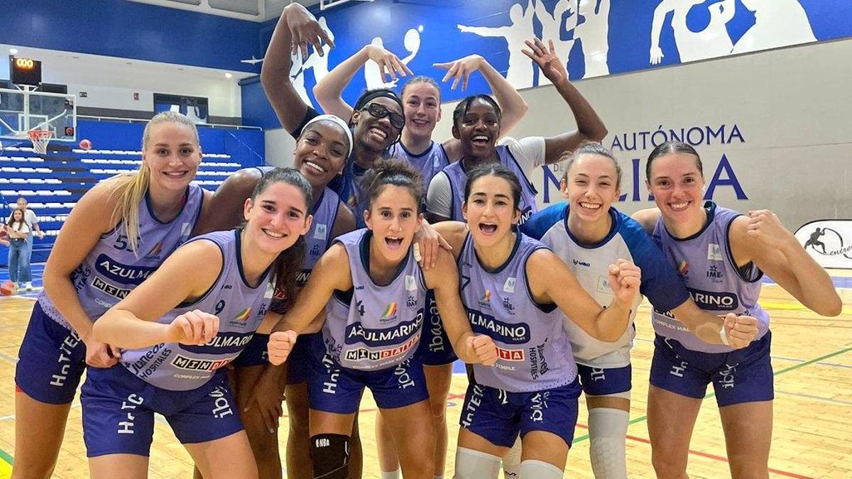 Las jugadoras del Azul Marino celebran su triunfo en Melilla