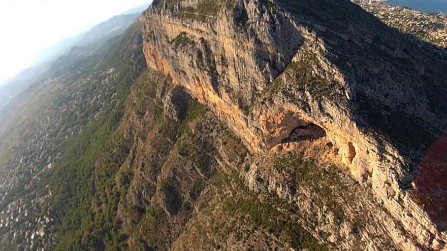 Los montañeros se rebelan contra la prohibición de escalar en el Montgó