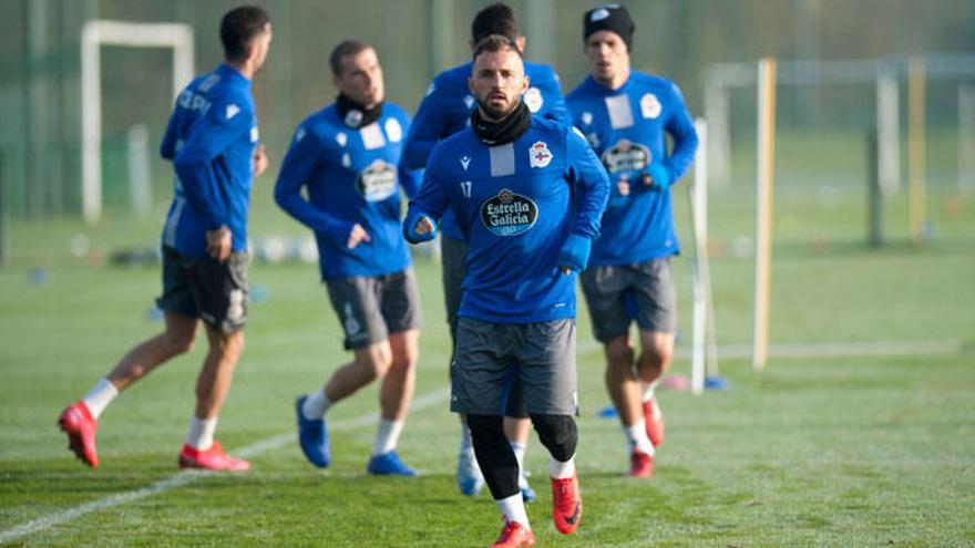 Emre Çolak, junto a varios compañeros ayer en la ciudad deportiva.