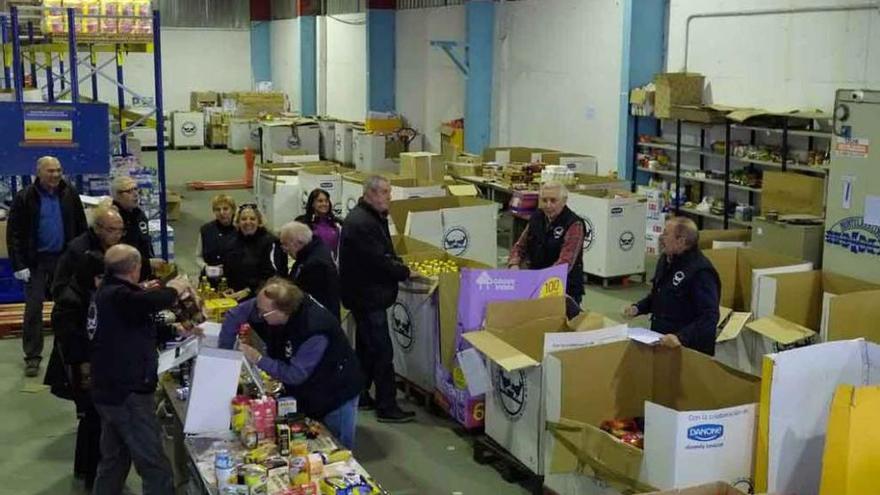 Un grupo de voluntarios organiza las toneladas de alimentos recogidas.