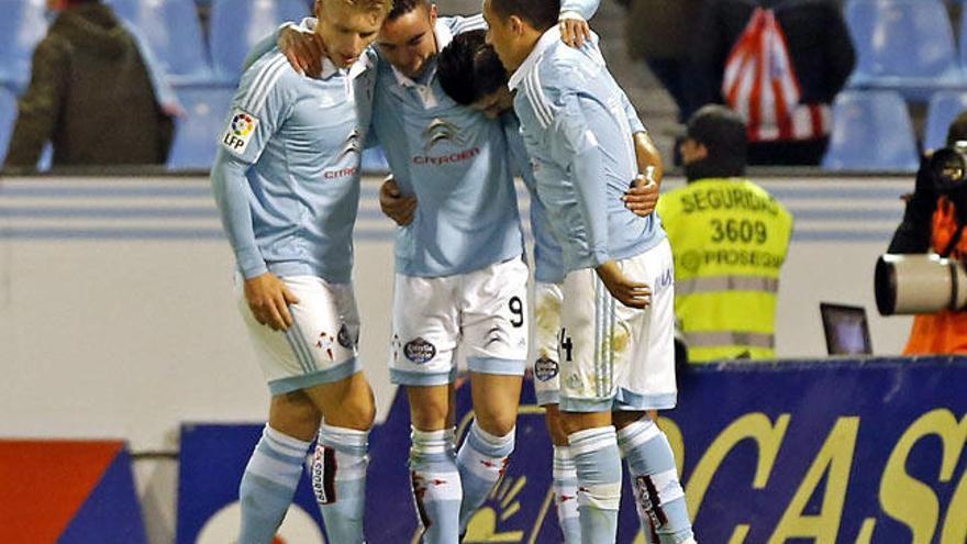 Jugadores celestes celebran un gol frente al Sporting de Gijón // Marta G.Brea