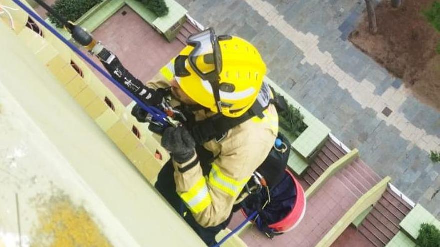 Rescat amb ràpel dels Bombers en un edifici de Platja d&#039;Aro