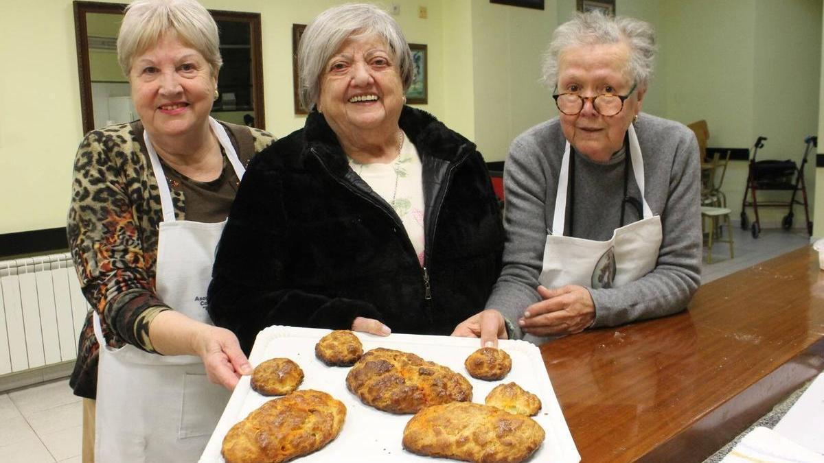VÍDEO: El secreto del bollo de Comadres en el taller de Pola de Siero