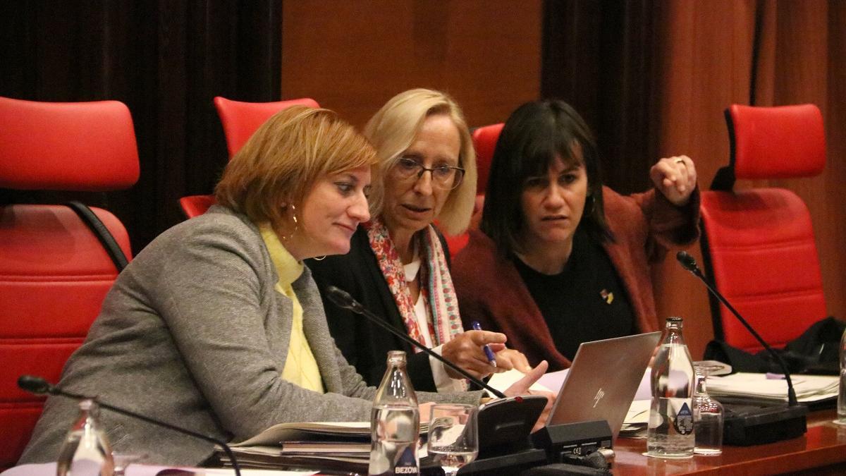 La vicepresidenta del Parlament en funciones de presidenta, Alba Vergés; con la vicepresidenta segunda, Assumpta Escarp, y la secretaria segunda, Aurora Madaula