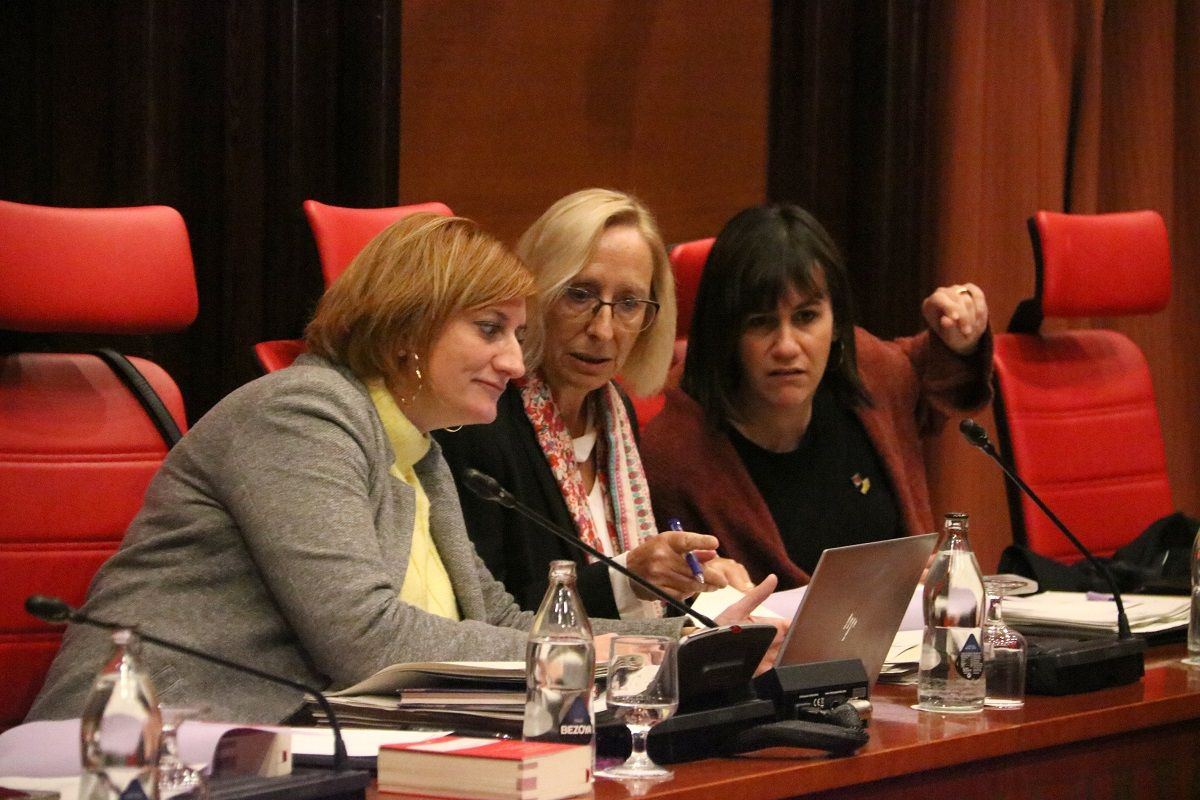 La vicepresidenta del Parlament en funciones de presidenta, Alba Vergés, con la vicepresidenta segunda, Assumpta Escarp, y la secretaria segunda, Aurora Madaula