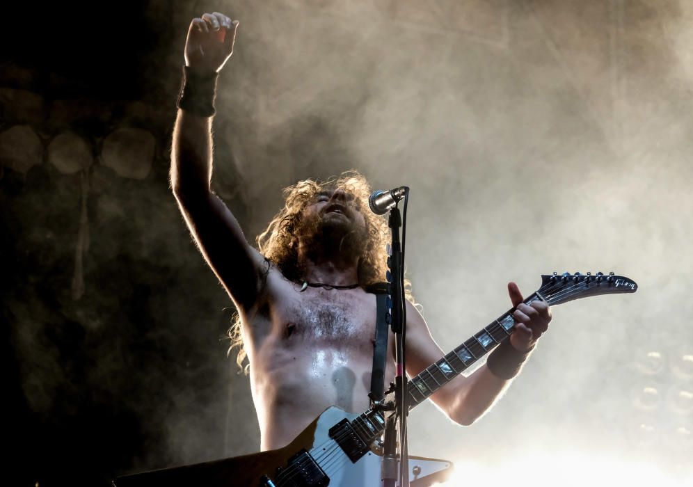 Airbourne, la banda australiana, no defraudó al público de Leyendas del Rock en la tercera jornada del festival.