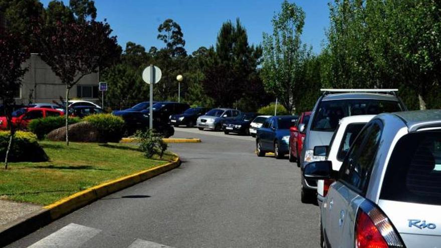 Uno de los estacionamientos del Hospital de O Salnés.  // Iñaki Abella